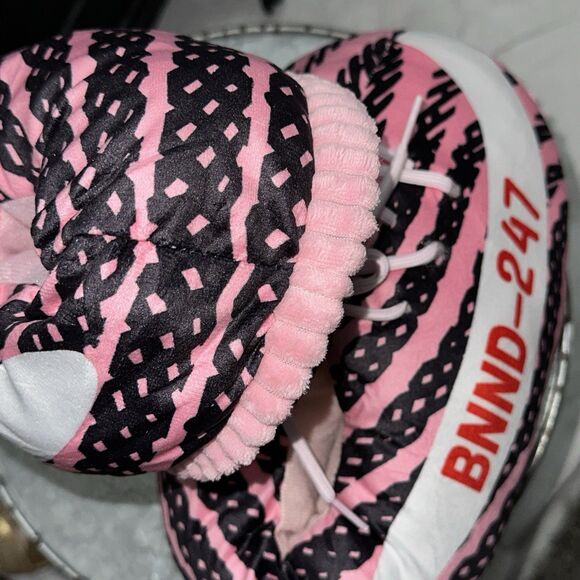 Designer Style Ultra Plush & Comfy Sneaker Slipper Unisex Fit To 11.5 Brand New. - Picture 5 of 6